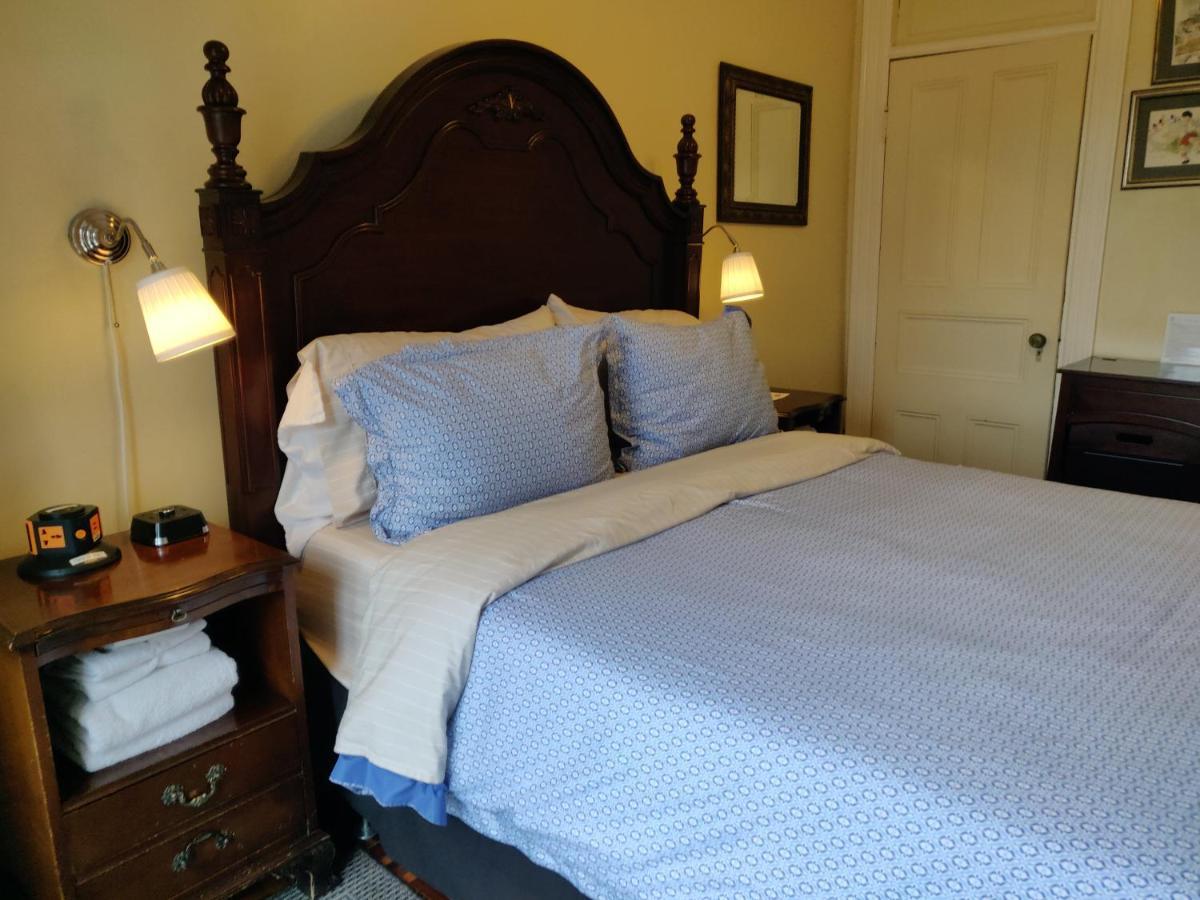Chambre Lit Queen-Size avec Salle de Bains Commune