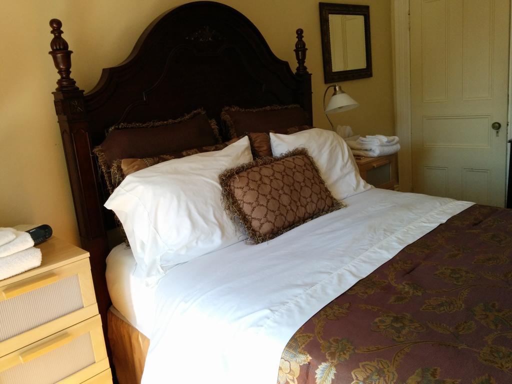 Chambre Lit Queen-Size avec Salle de Bains Commune