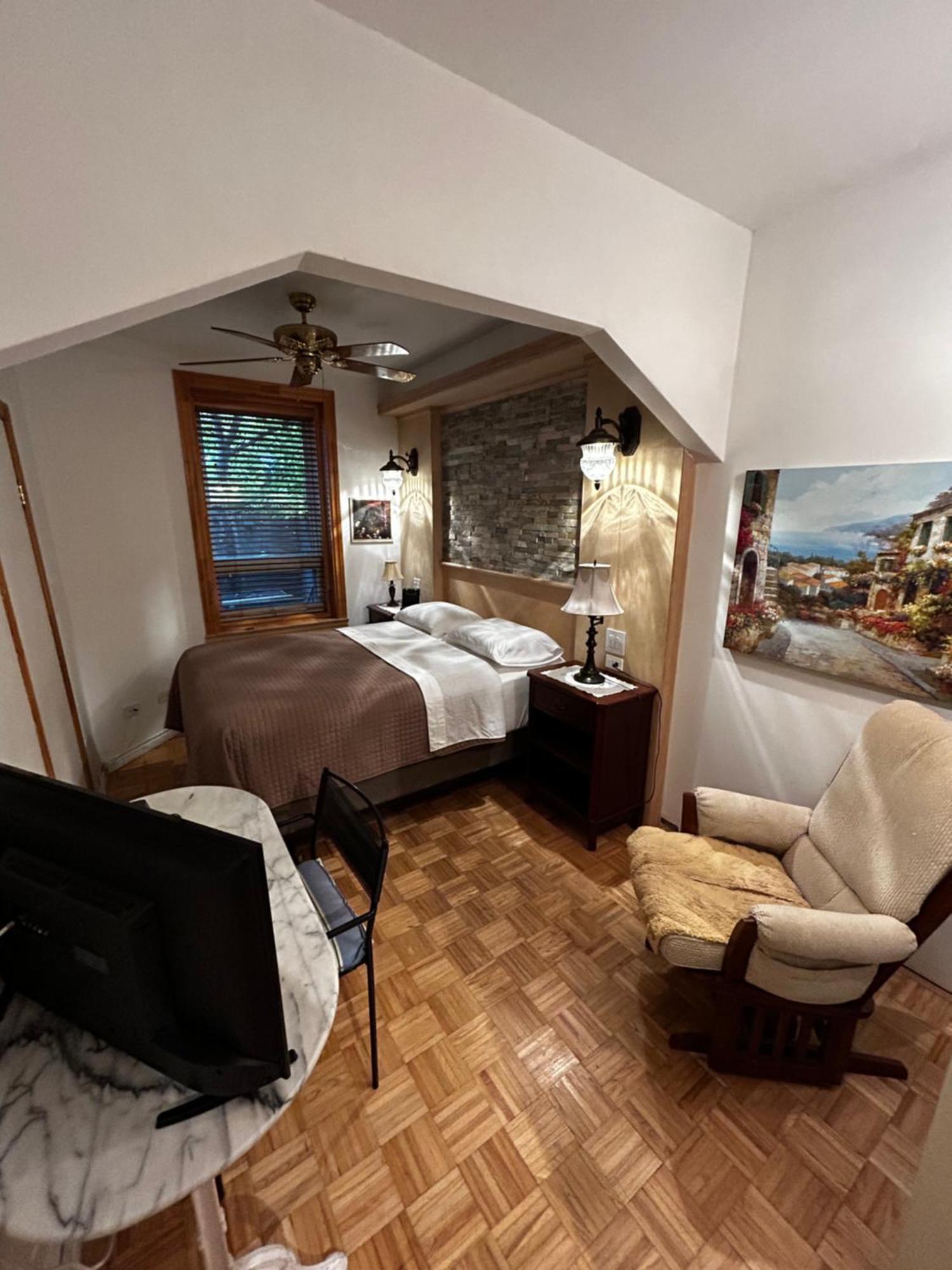 Queen Room Mamie